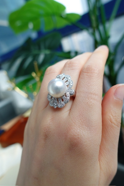 18K金澳白珍珠鑲嵌鑽石戒指 (12-13mm) - [維納斯］