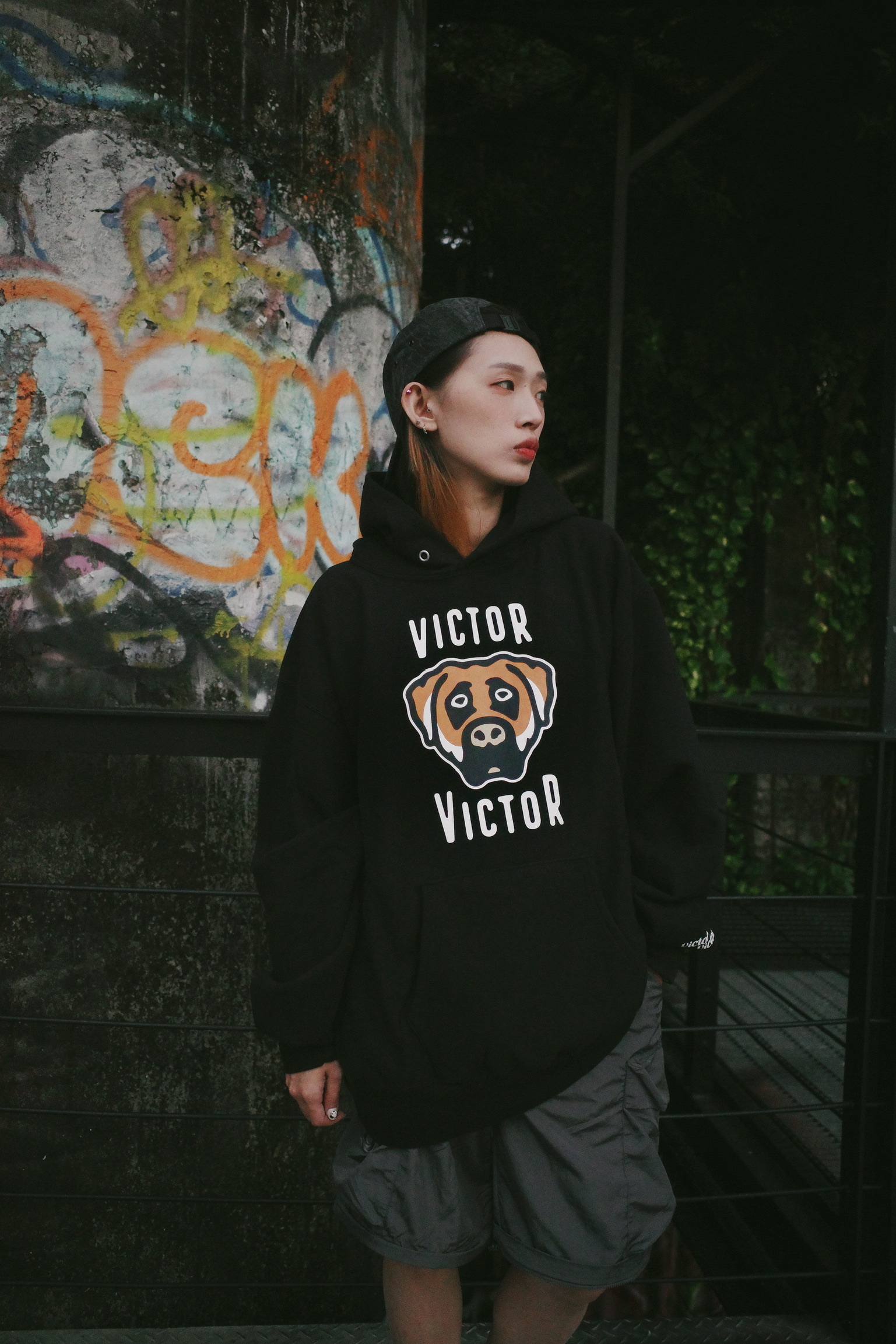 VICTOR VICTOR  大狗 帽T 黑