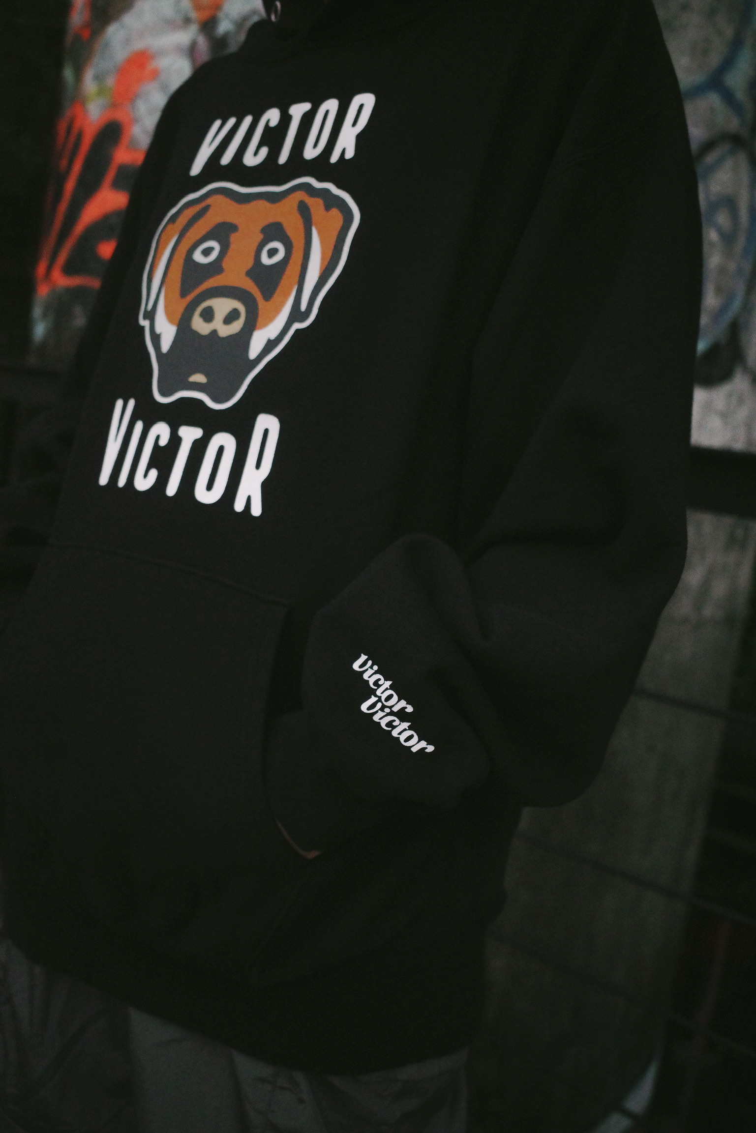 VICTOR VICTOR  大狗 帽T 黑