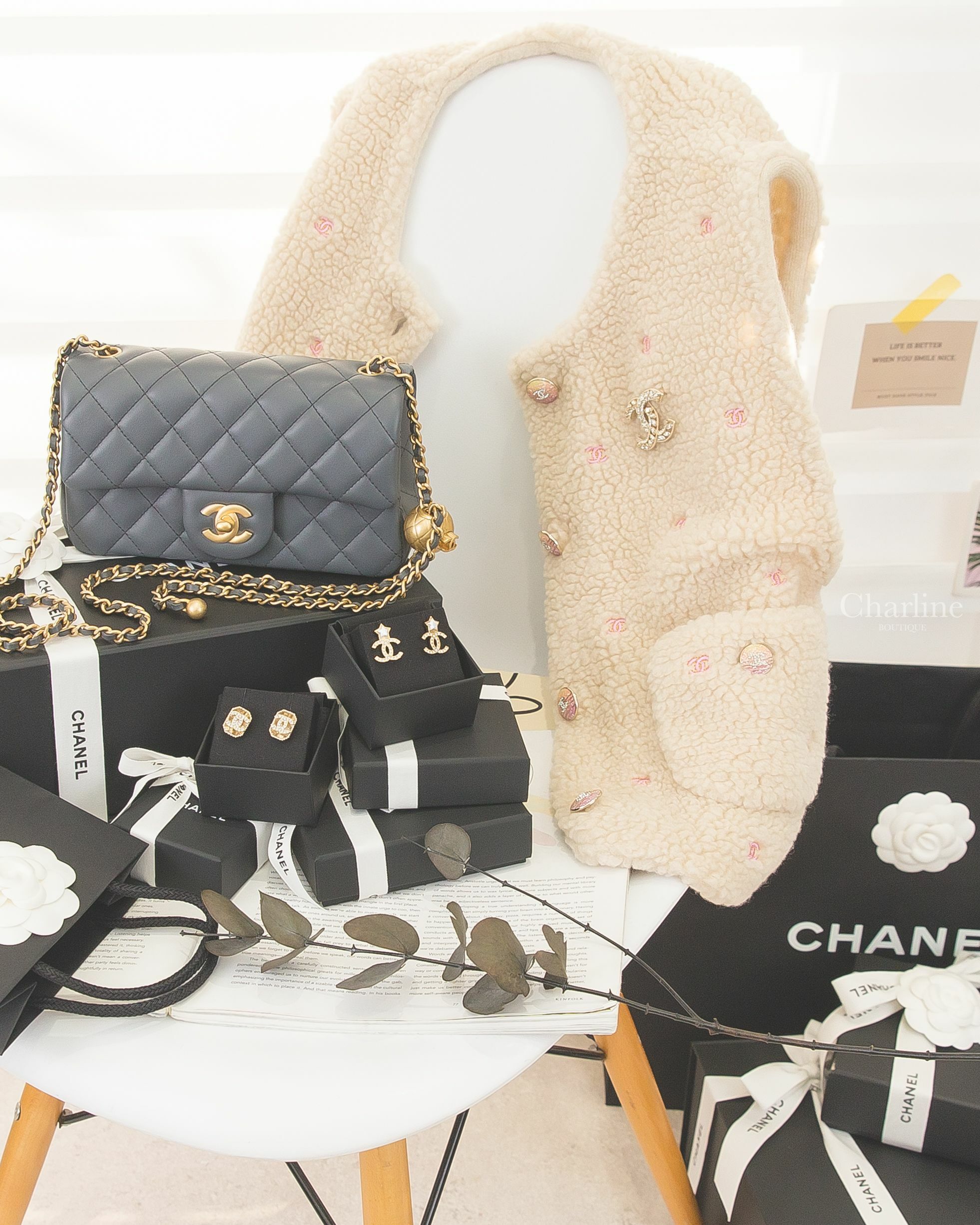 Chanel Flap Bag 鐵灰色金CC金珠20cm肩背包,杏色喀什米爾刺繡CC毛毛背心,白色珍珠星星金色水鑽CC耳環,金色水鑽CC長方形耳環,金色麥穗水鑽CC胸針-Charline Boutique 精品代購