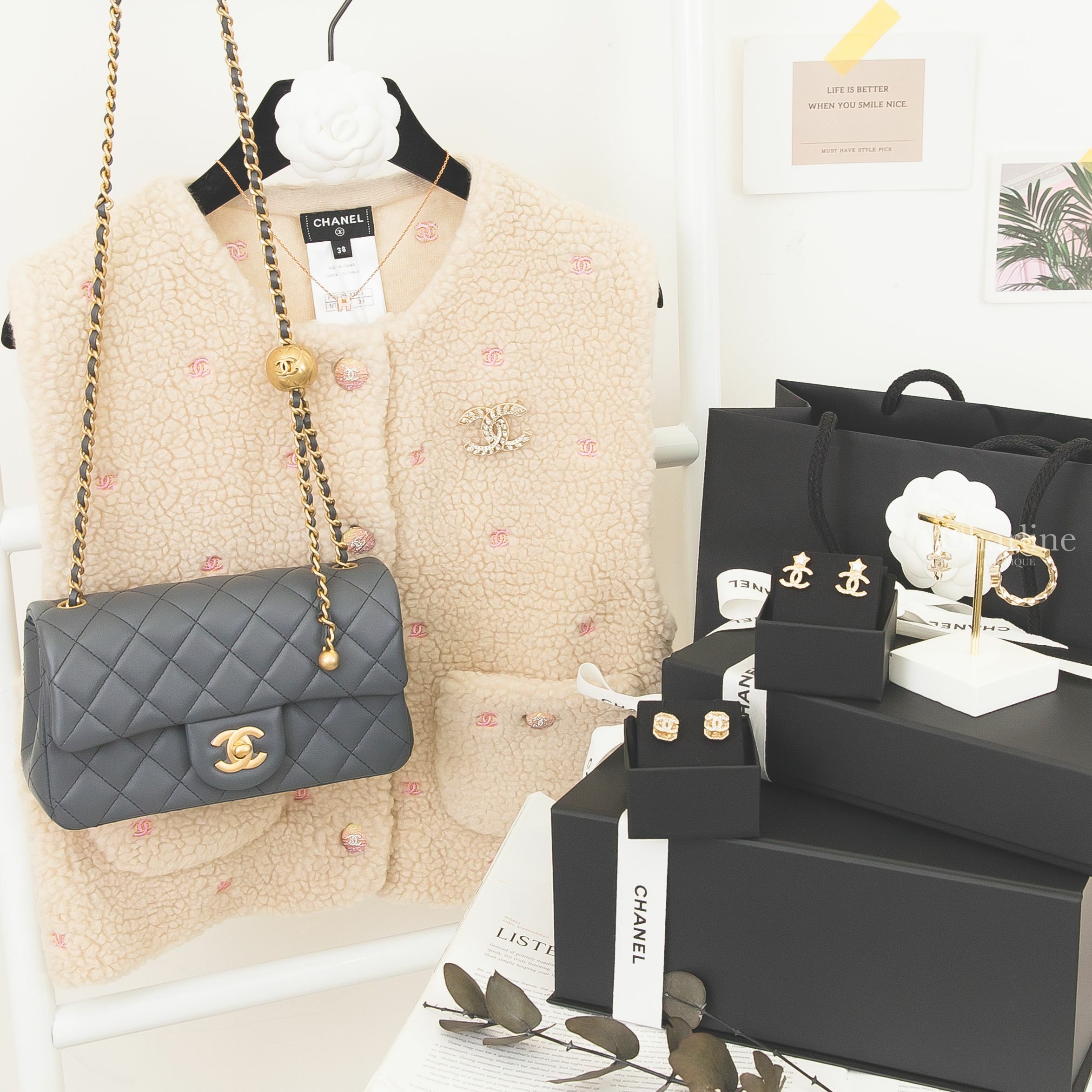 Chanel Flap 鐵灰色金珠鍊帶20cm,杏色喀什米爾CC背心,白色星星水鑽CC耳環,金色水鑽CC長方形耳環,金色水鑽CC圈型耳環,金色麥穗CC胸針,Hermès Mini Pop H 淡粉色項鍊-Charline Boutique 精品代購