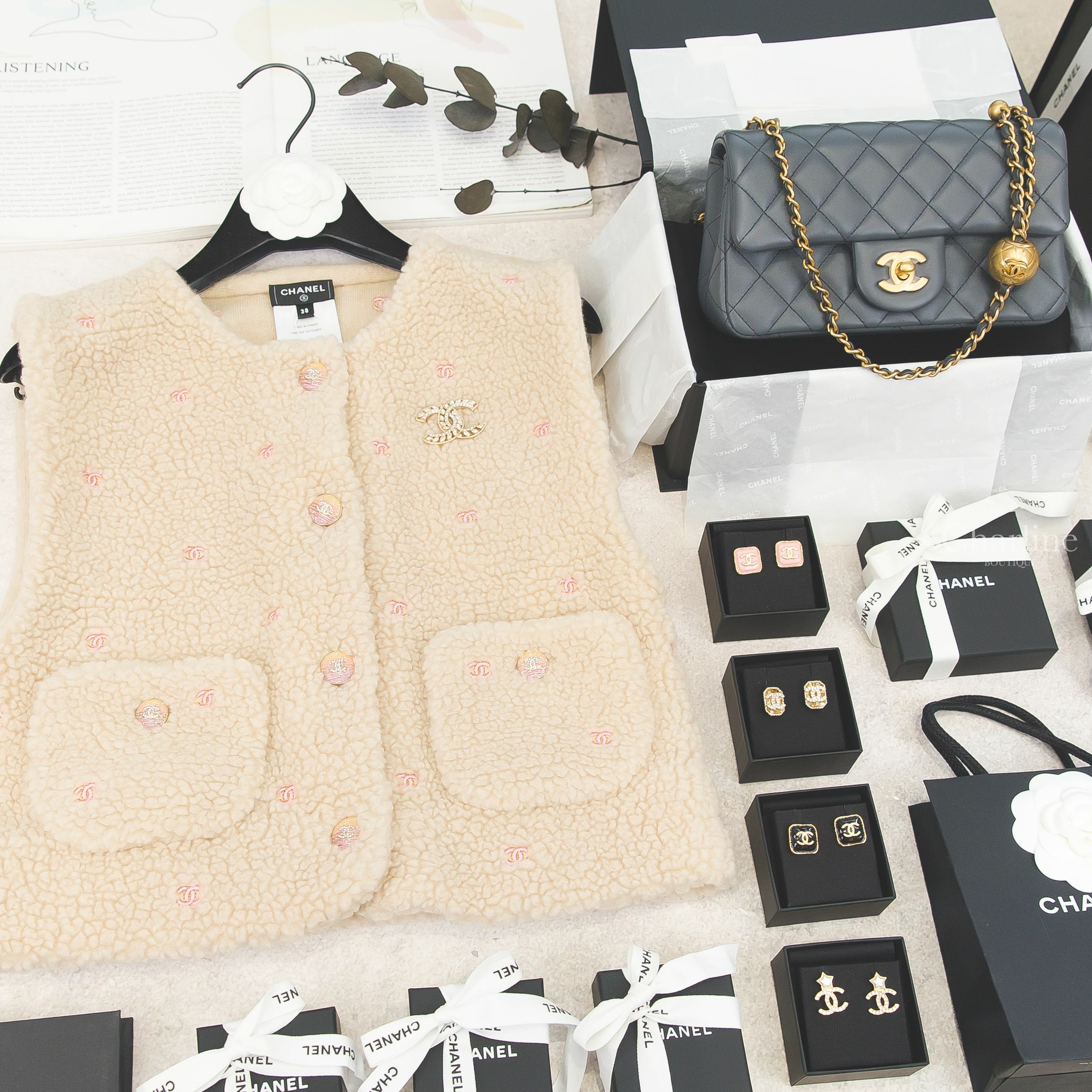 Chanel Flap Bag 鐵灰色金珠20cm,杏色喀什米爾刺繡CC背心,白色珍珠星星金色水鑽CC耳環,金色水鑽CC長方形耳環,金色麥穗水鑽CC胸針,粉底金CC方形耳環,黑底金CC方形耳環-Charline Boutique 精品代購
