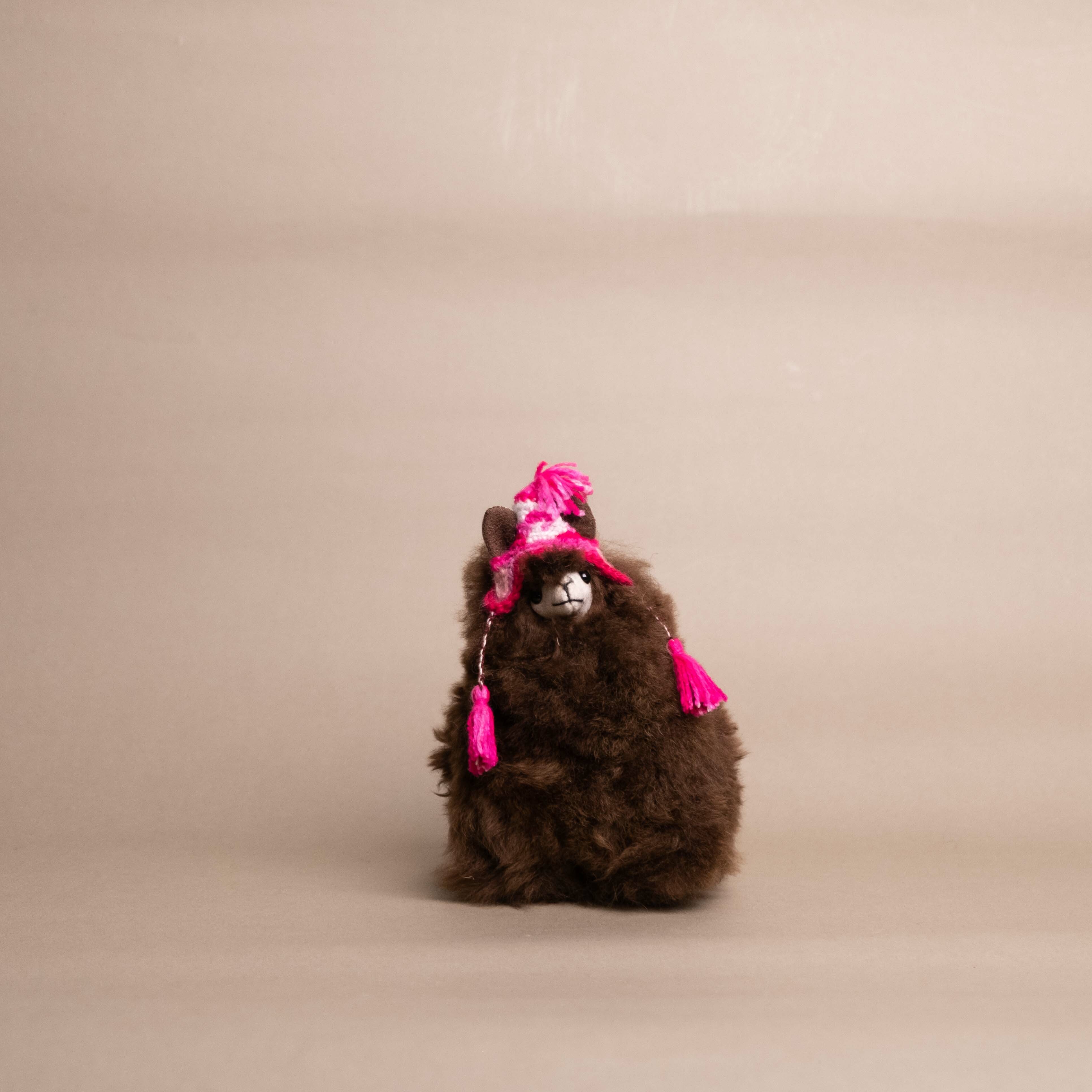 羊駝毛絨擺飾｜毛帽羊駝－深棕－15cm｜秘魯
