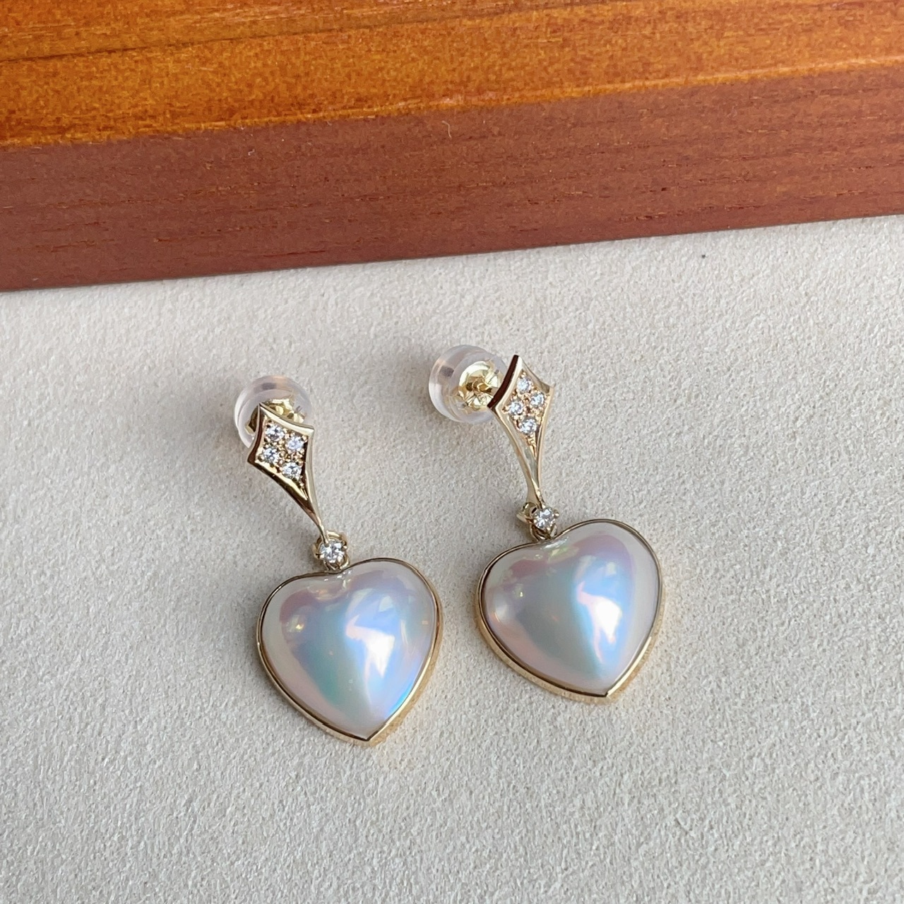 18K金日本稀有極光白色馬貝鑽石耳釘 - 心形