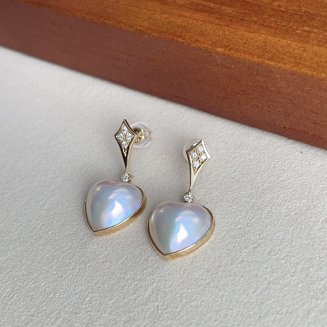 18K金日本稀有極光白色馬貝鑽石耳釘 - 心形