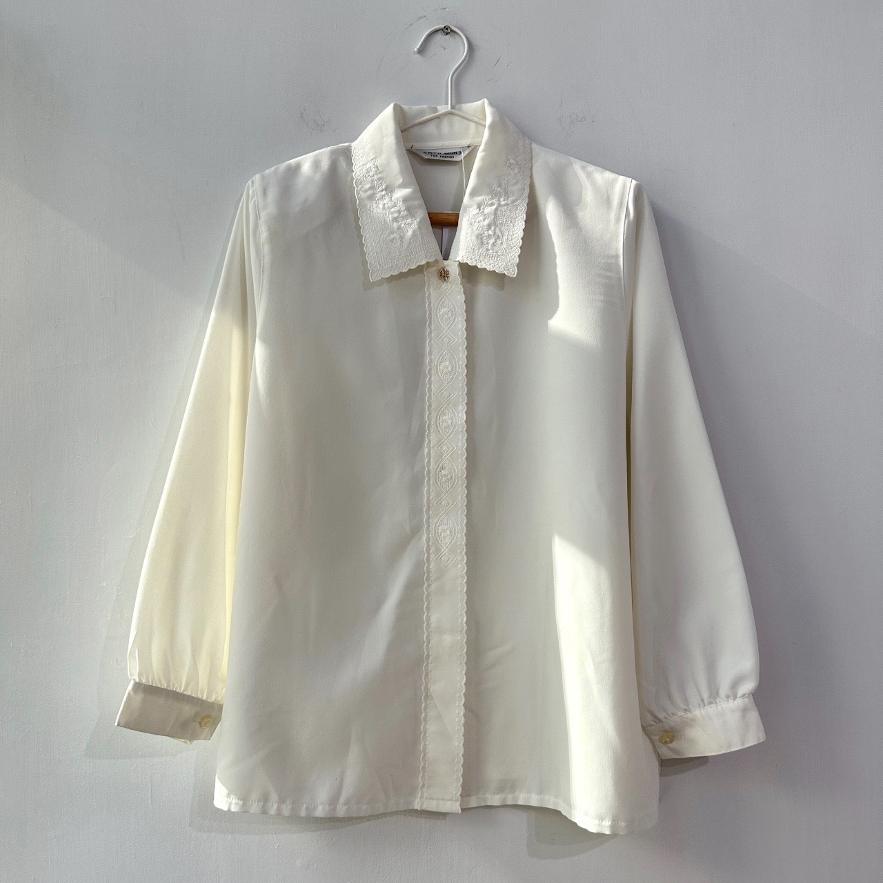 柔和奶白色刺繡長袖上衣