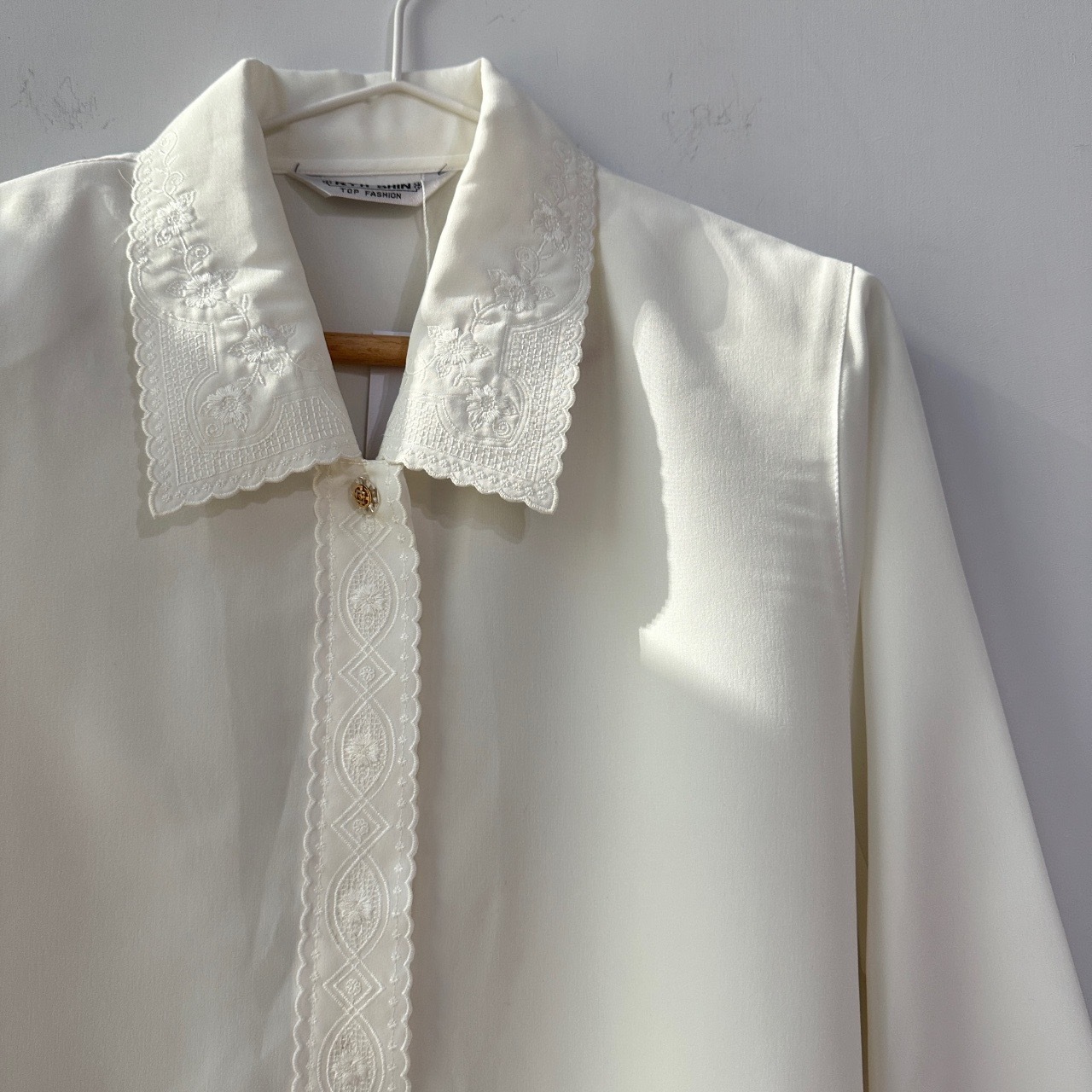 柔和奶白色刺繡長袖上衣