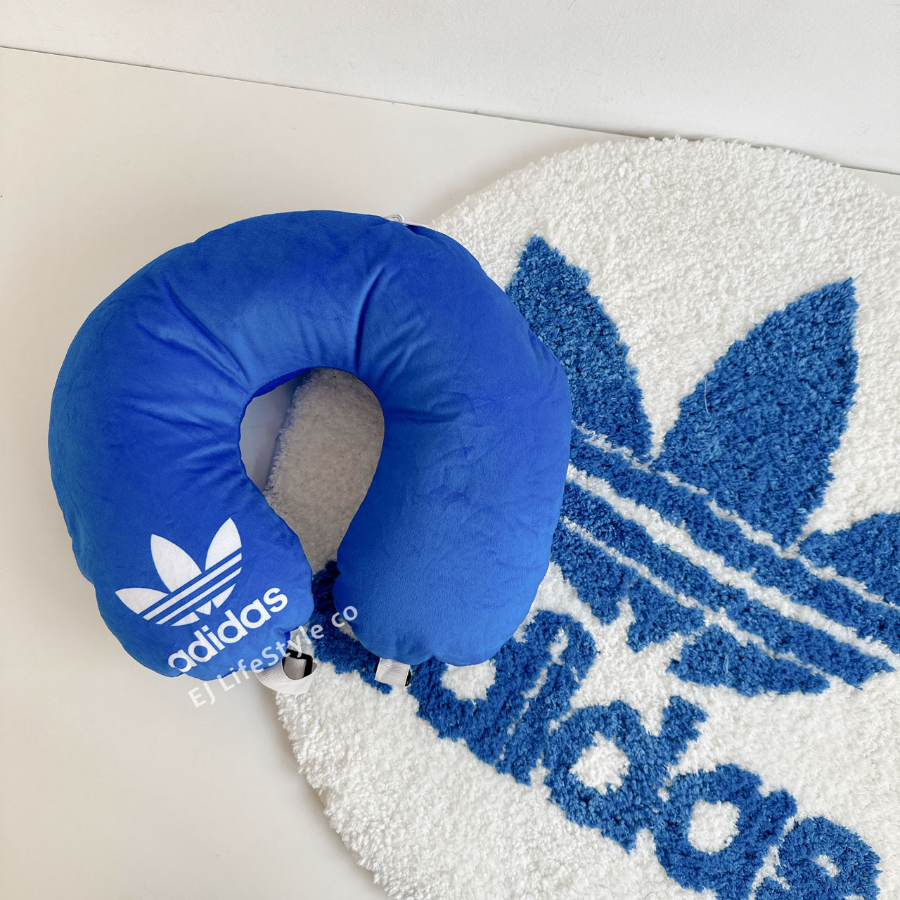 ADIDAS ORIGINAL 地毯 頸枕 抱枕 兩用枕 U型頸枕 2way 圓形地毯 / 現貨