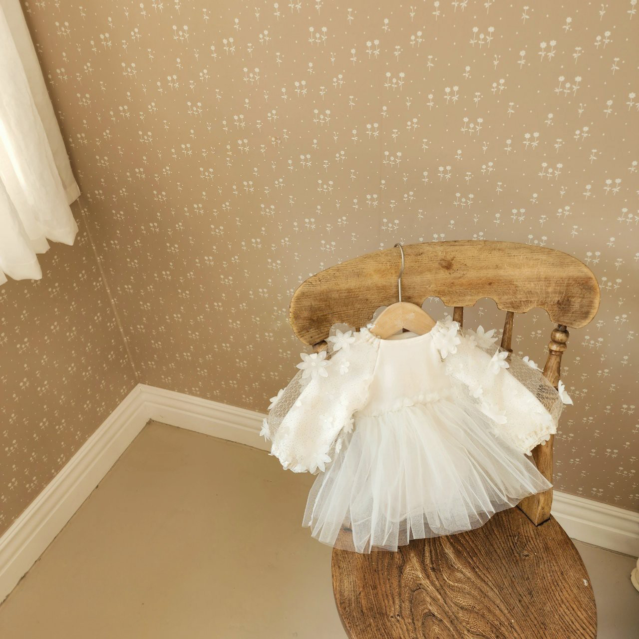 B95WE_A12_C: 白色仙氣花花袖Lace紗裙(pre-order)