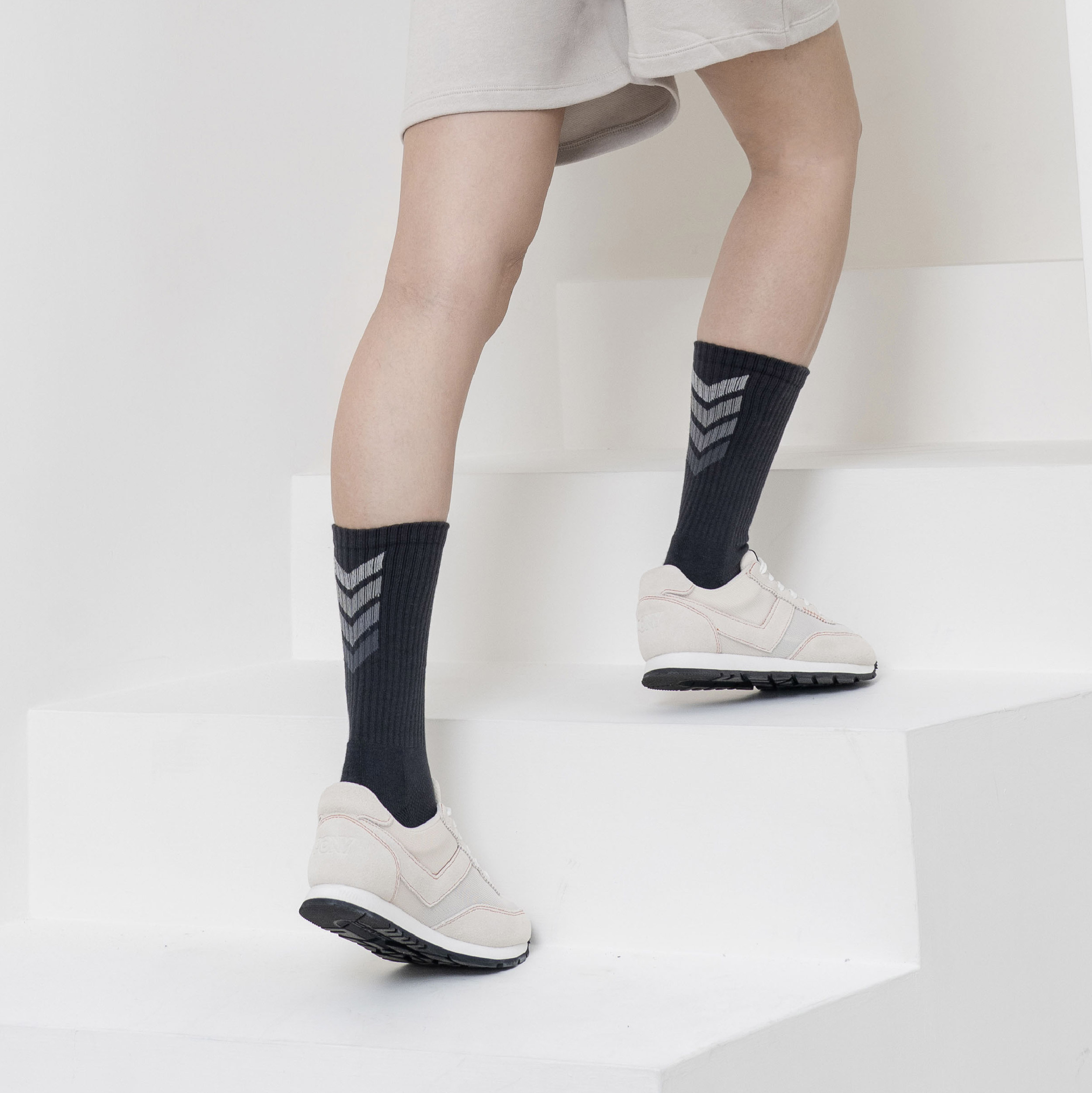 《箭步》氣流運動襪-暴風灰-長筒-L〈除臭/厚底〉