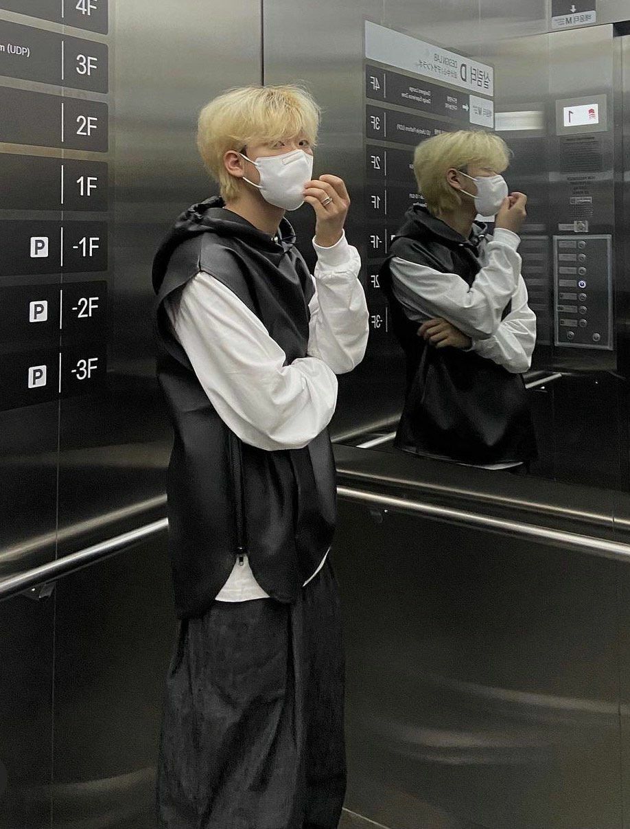 淨色連帽拉鍊合成皮背心褸 V836