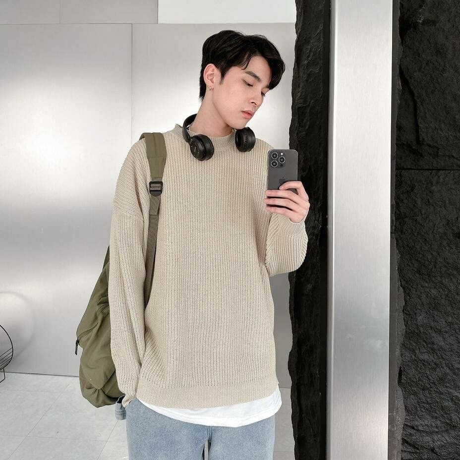 男模穿著#98138 側開衩袖口開洞毛衣杏色正面照