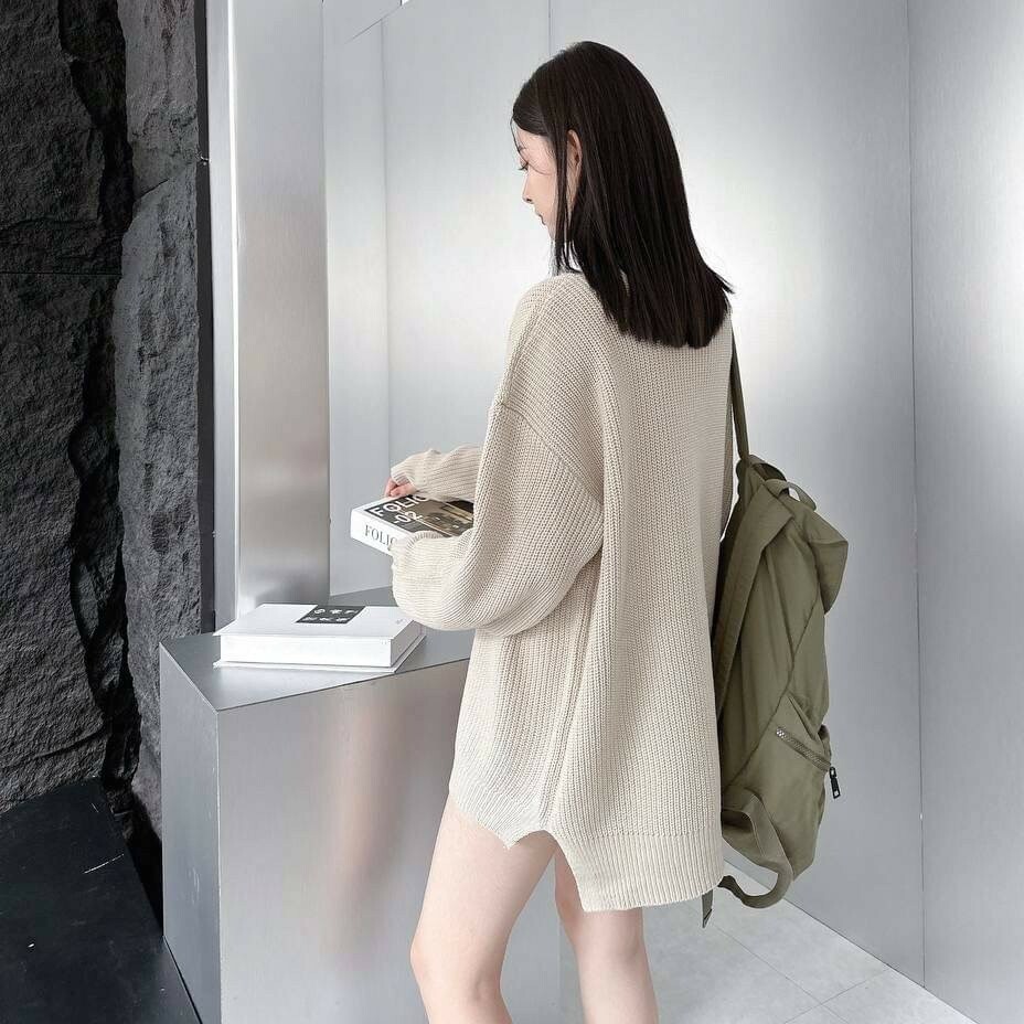 女模穿著#98138 側開衩袖口開洞毛衣杏色背面照