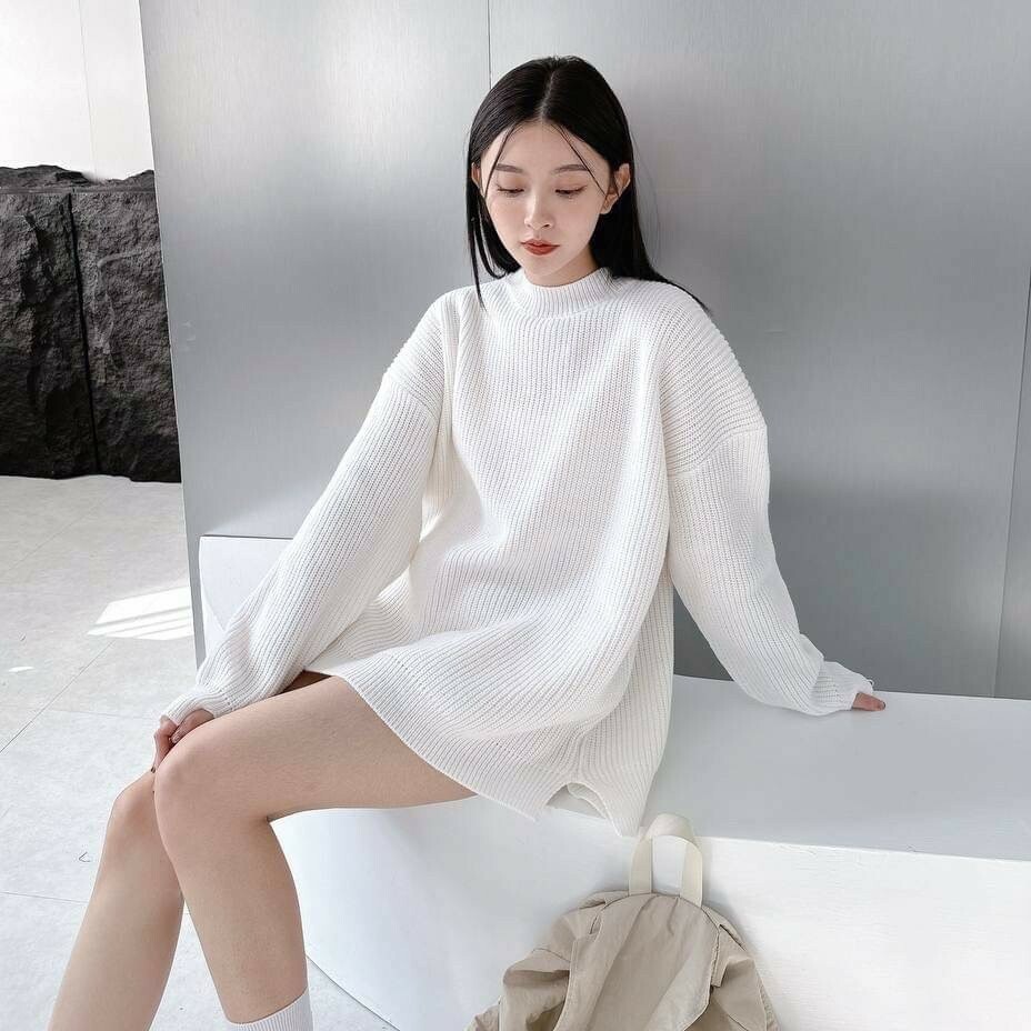 女模穿著#98138 側開衩袖口開洞毛衣白色細節照