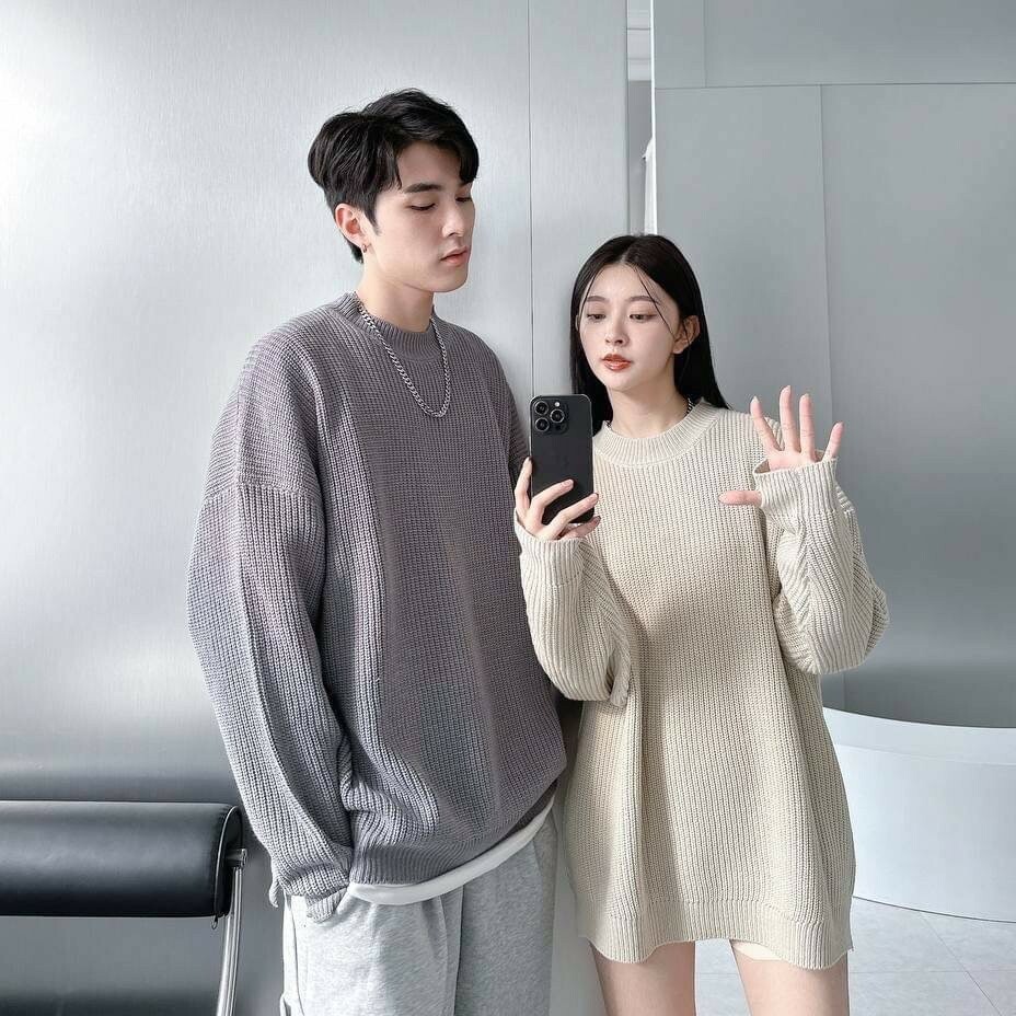 男模和女模穿著#98138 側開衩袖口開洞毛衣灰色及杏色半身照