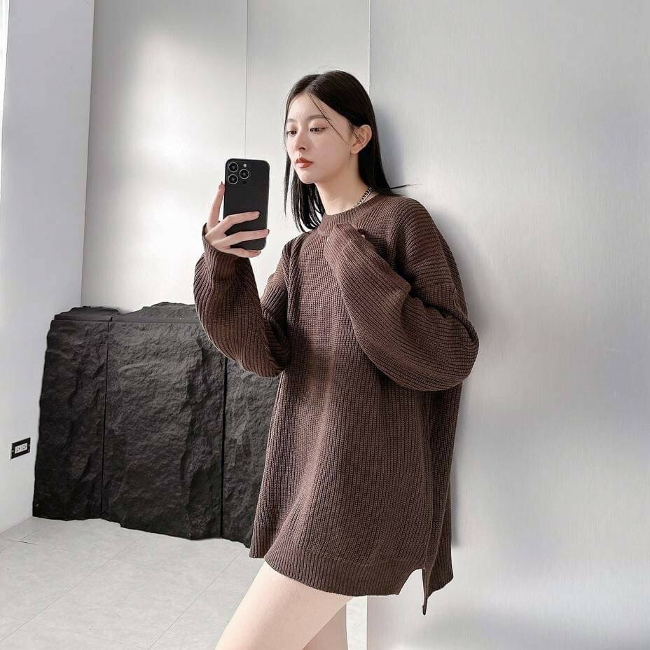 女模穿著#98138 側開衩袖口開洞毛衣咖啡色穿搭照