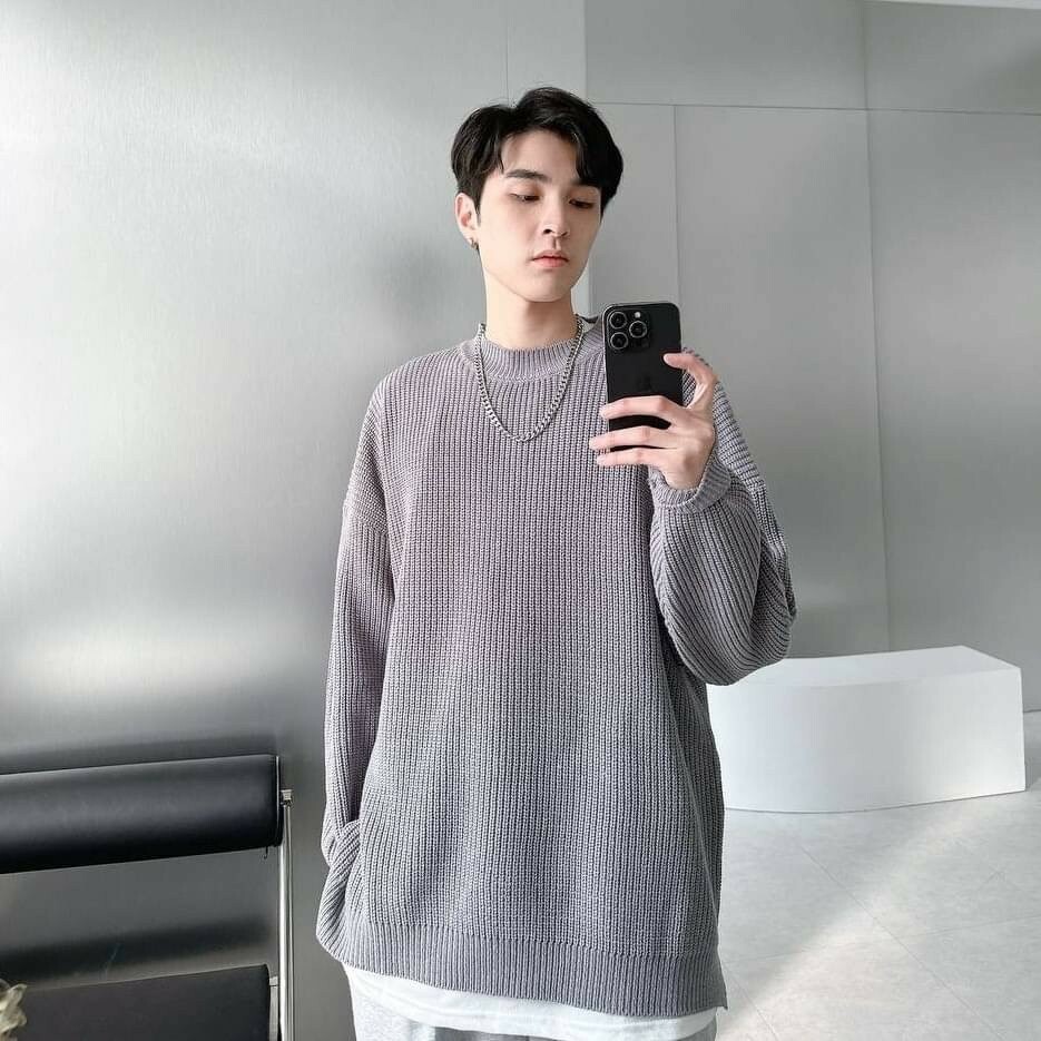 男模穿著#98138 側開衩袖口開洞毛衣灰色半身照