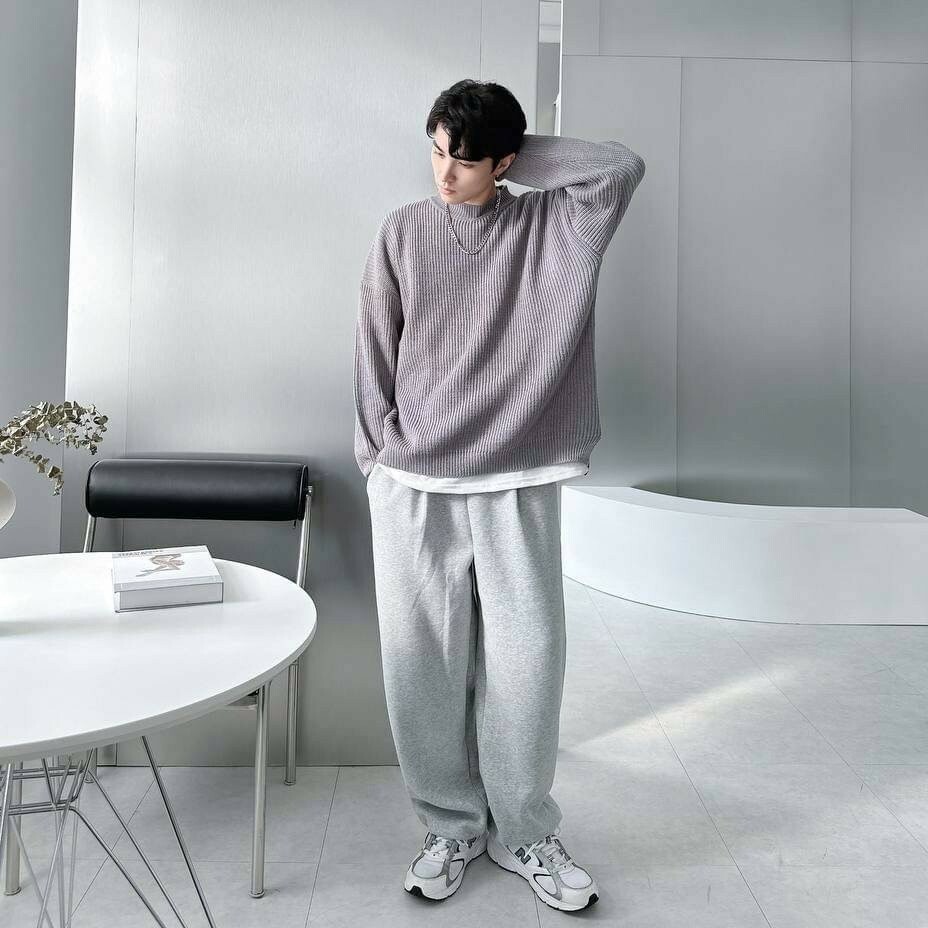 男模穿著#98138 側開衩袖口開洞毛衣灰色全身照