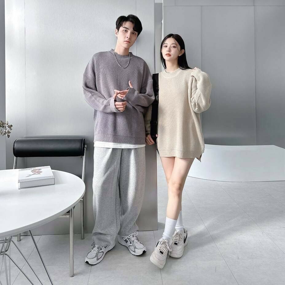 男模和女模穿著#98138 側開衩袖口開洞毛衣灰色及杏色全身照