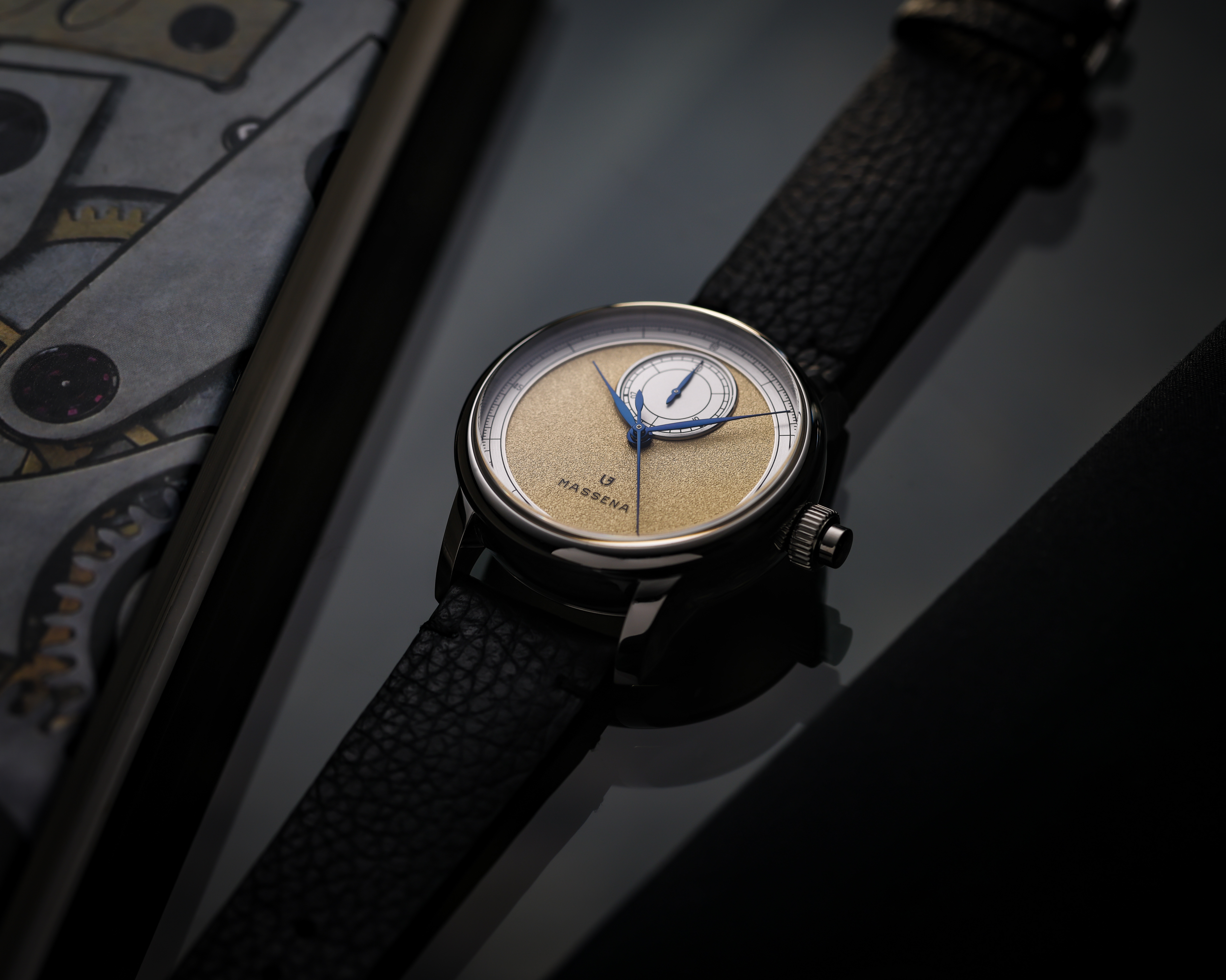 聯名款 Collaboration｜Le Chronographe Monopoussoir Louis Erard x Massena LAB (Gold)