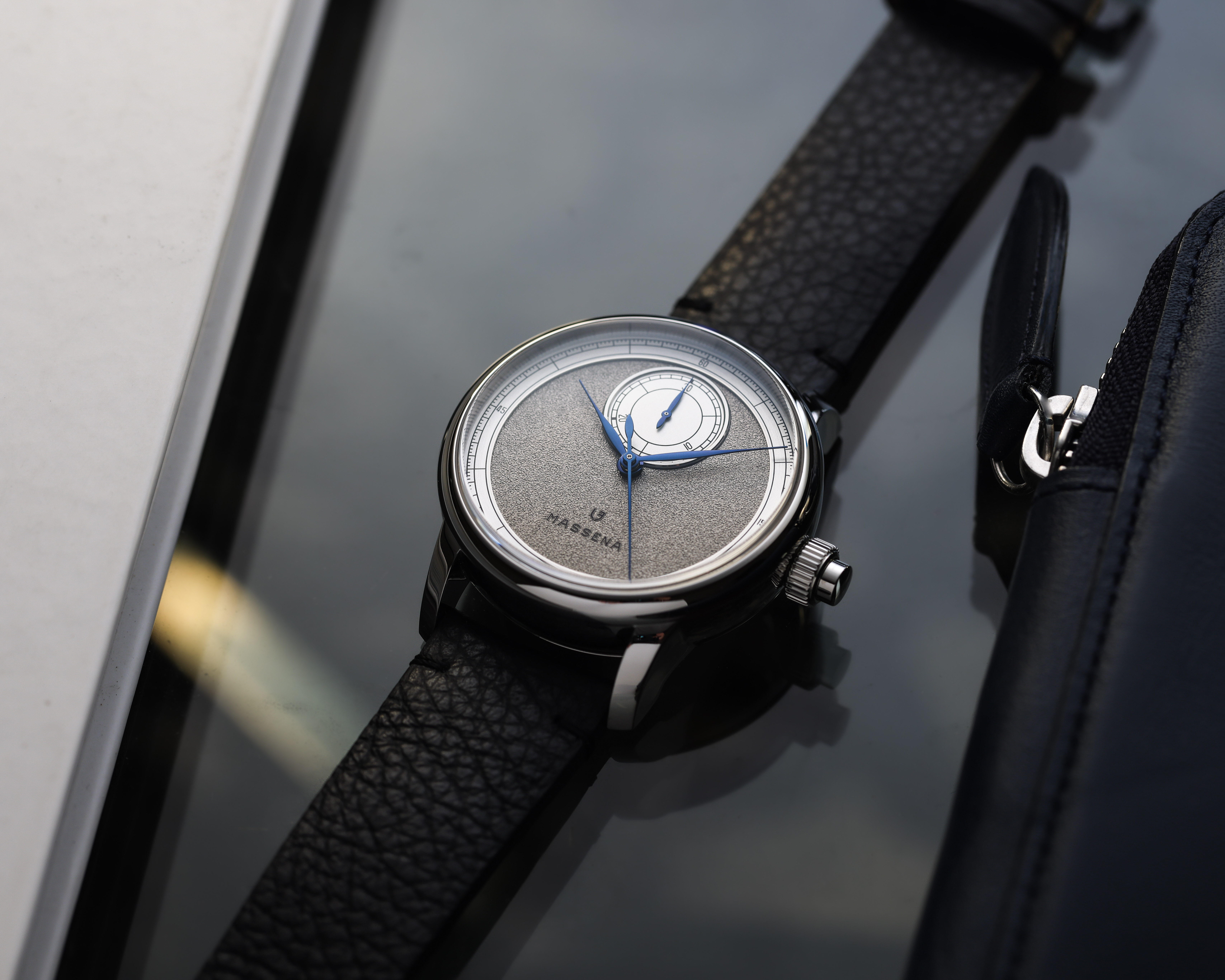 聯名款 Collaboration｜Le Chronographe Monopoussoir Louis Erard x Massena LAB  (Silver)