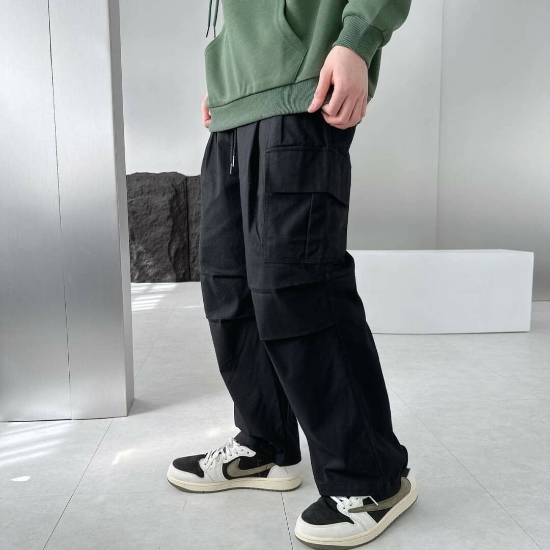 男模穿著#1722 Outdoor寬版褶線工裝長褲咖黑色半身照