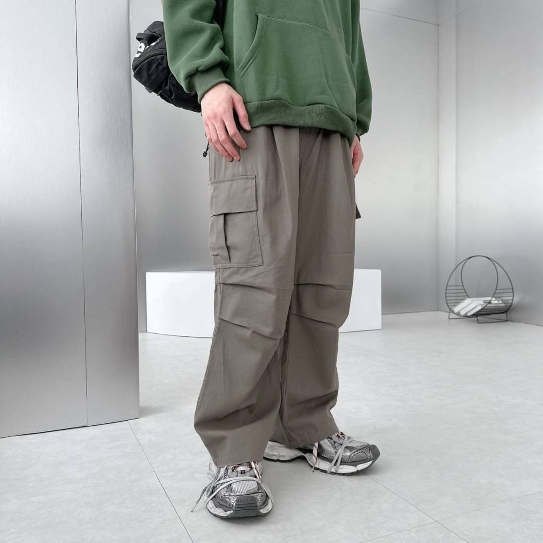 男模穿著#1722 Outdoor寬版褶線工裝長褲咖灰色半身照