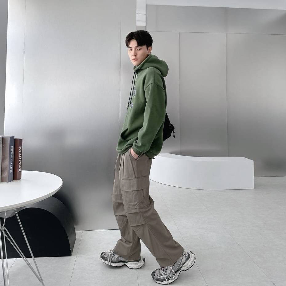 男模穿著#1722 Outdoor寬版褶線工裝長褲咖灰色全身照