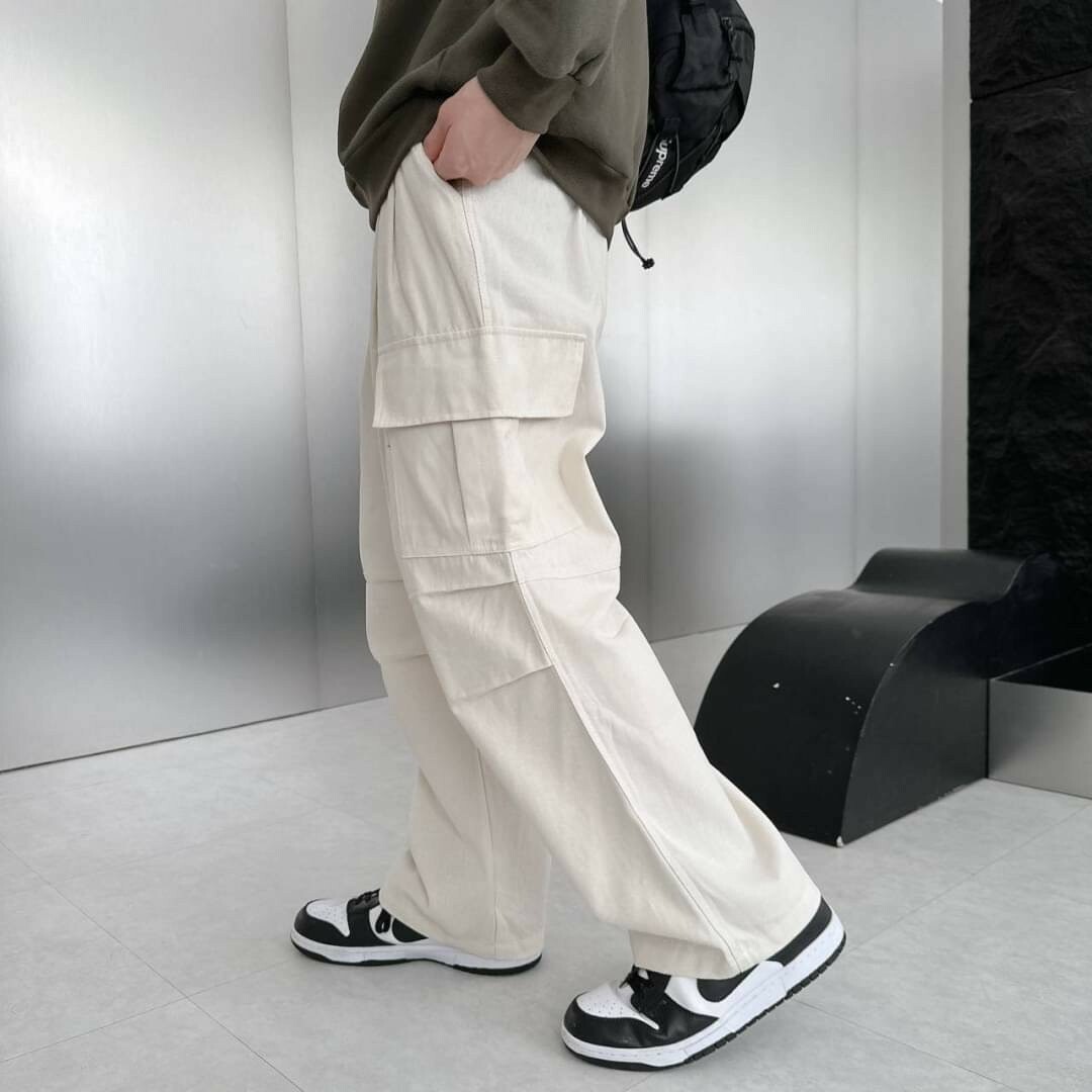男模穿著#1722 Outdoor寬版褶線工裝長褲杏色側面照