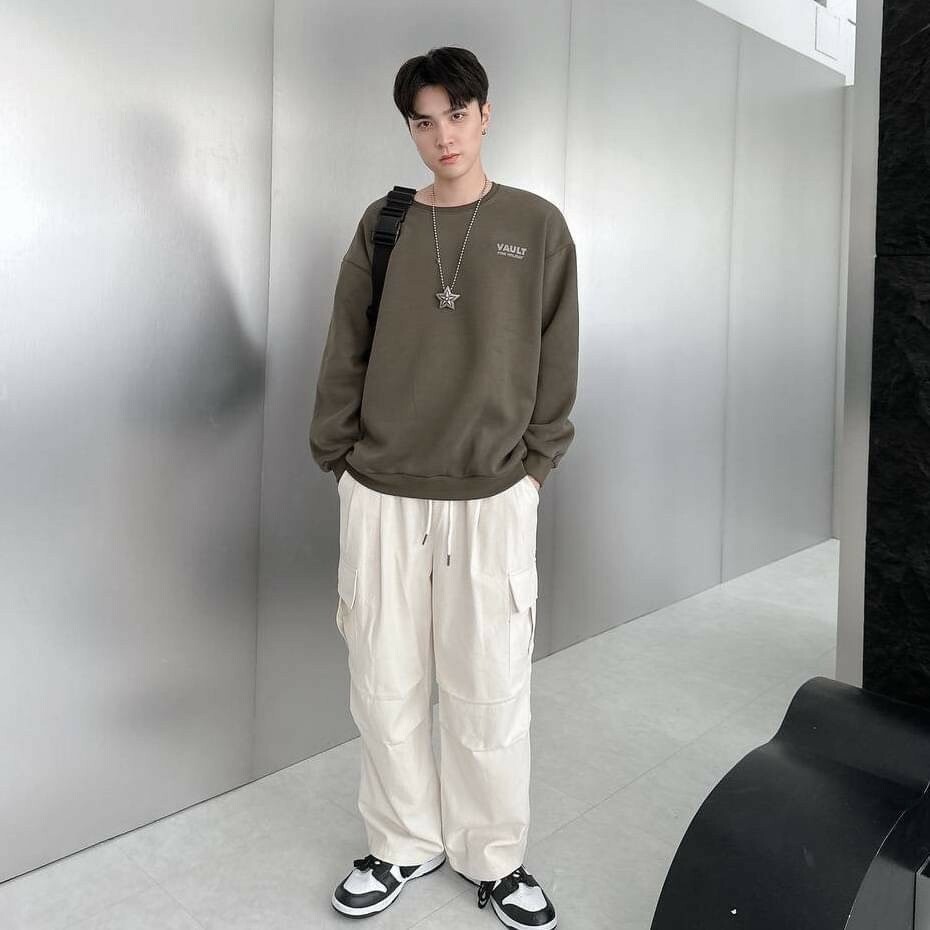 男模穿著#1722 Outdoor寬版褶線工裝長褲杏色全身照