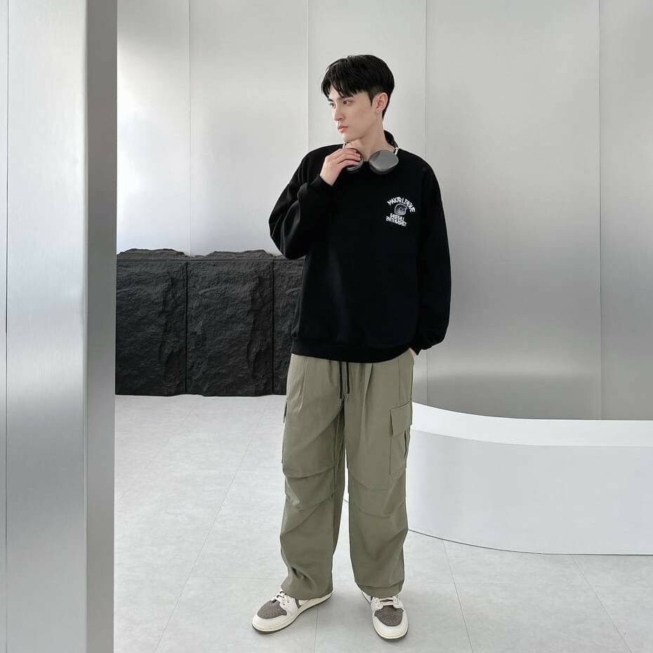 男模穿著#1722 Outdoor寬版褶線工裝長褲軍綠色全身照