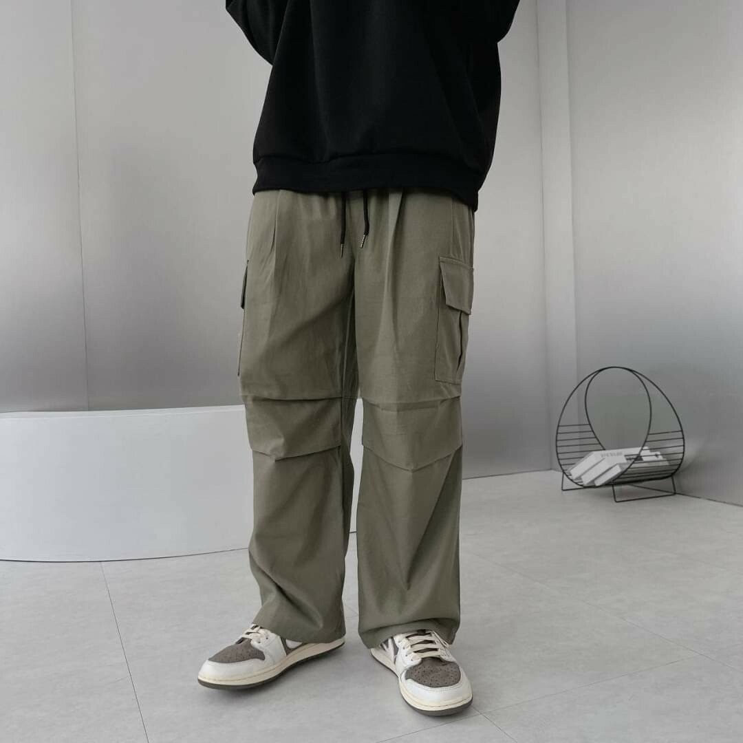 男模穿著#1722 Outdoor寬版褶線工裝長褲軍綠色半身照