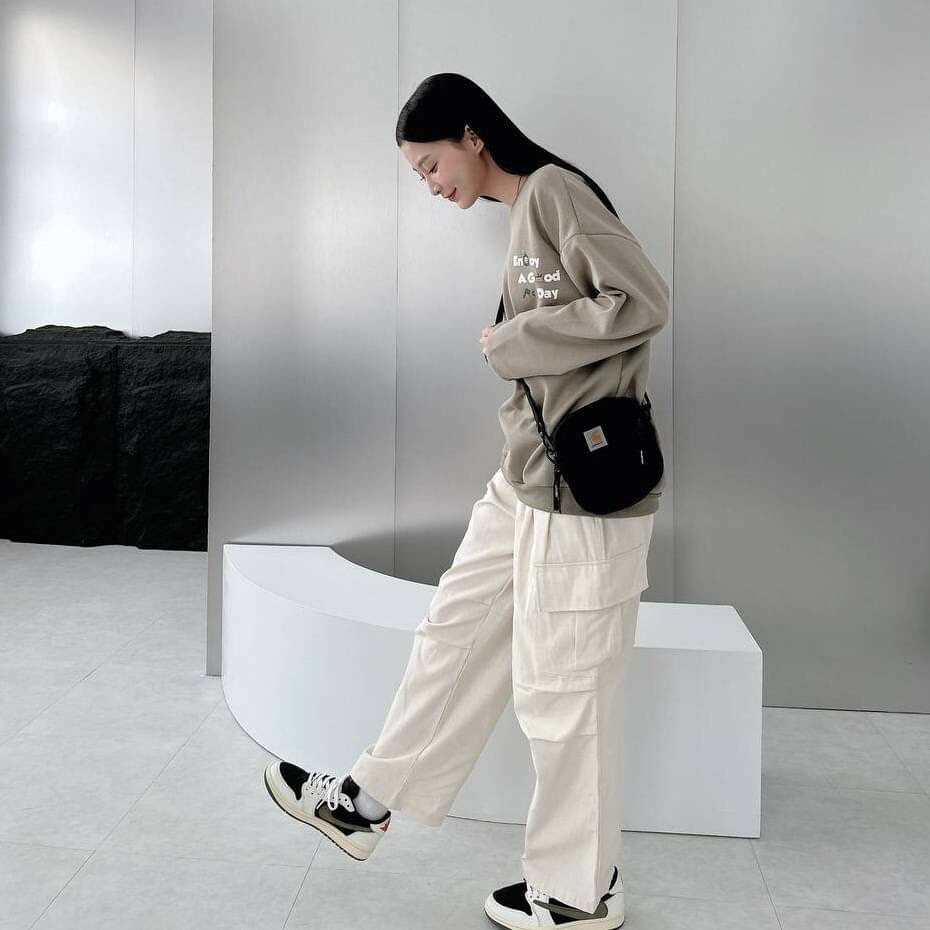 女模穿著#1722 Outdoor寬版褶線工裝長褲杏色全身照