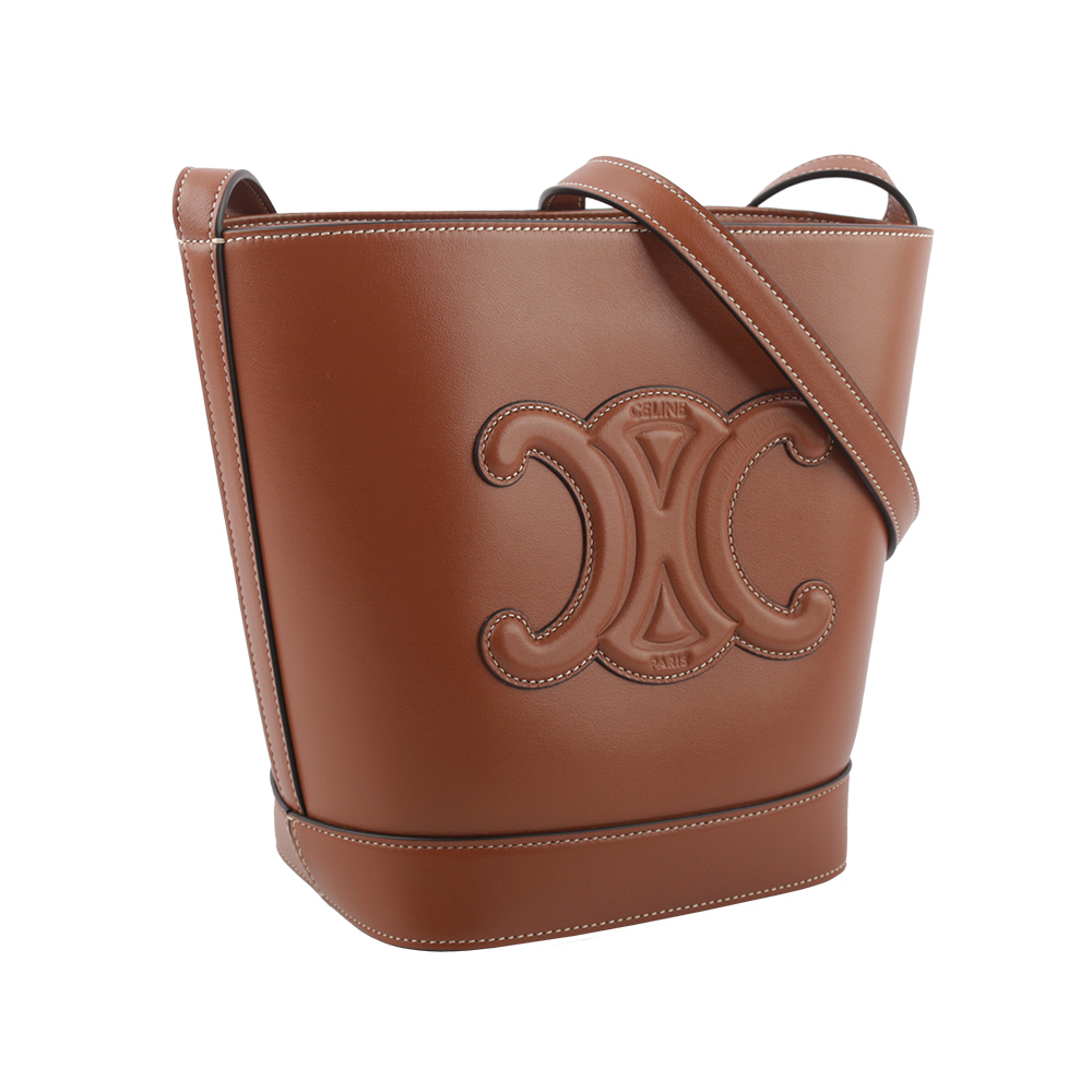 【CELINE】Triomphe 凱旋標誌壓印平滑牛皮小款水桶包(焦糖色) 113783DU3.04LU