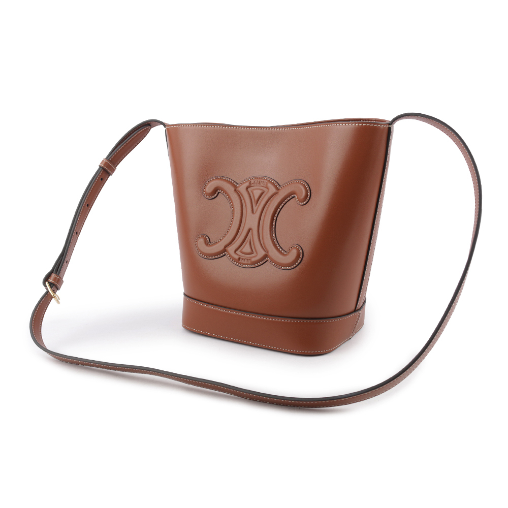 【CELINE】Triomphe 凱旋標誌壓印平滑牛皮小款水桶包(焦糖色) 113783DU3.04LU