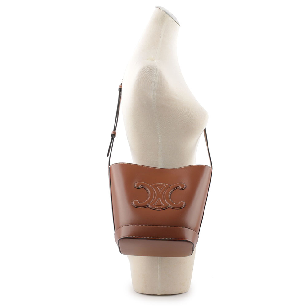 【CELINE】Triomphe 凱旋標誌壓印平滑牛皮小款水桶包(焦糖色) 113783DU3.04LU