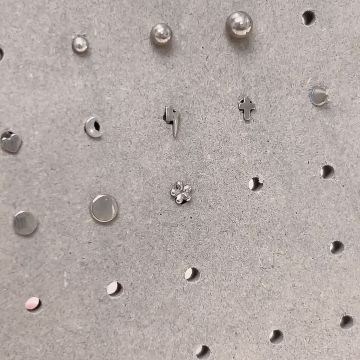 光面小花平頭耳門/耳珠/耳骨釘 [G23 Titanium] [單支]