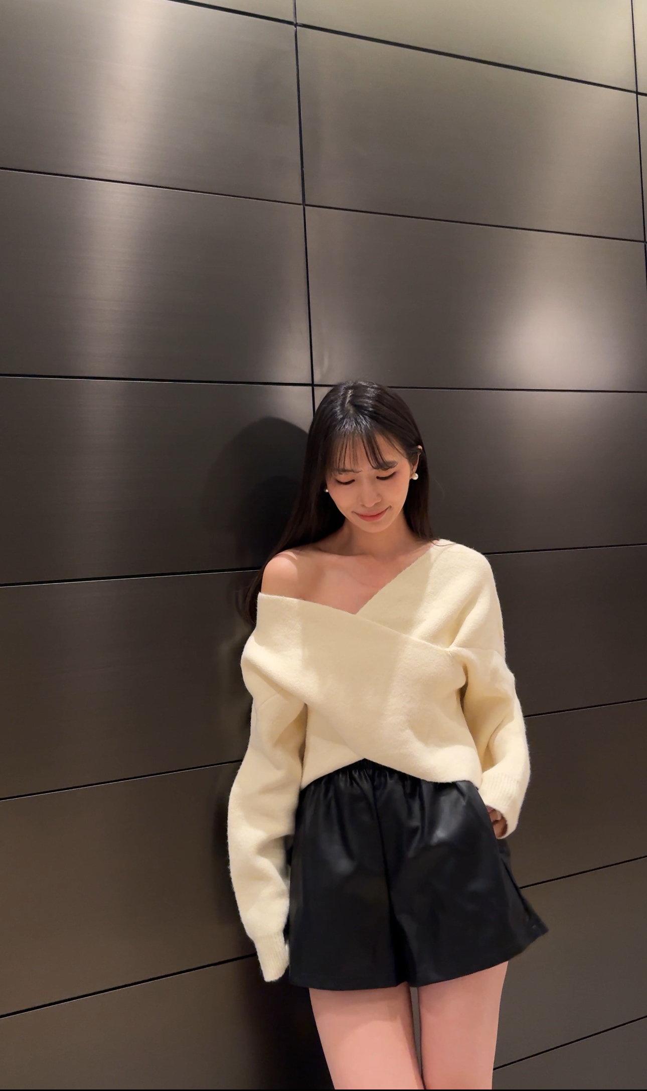 (現貨) 軟滑V領可露膊挺身上衣 T1121 (杏)