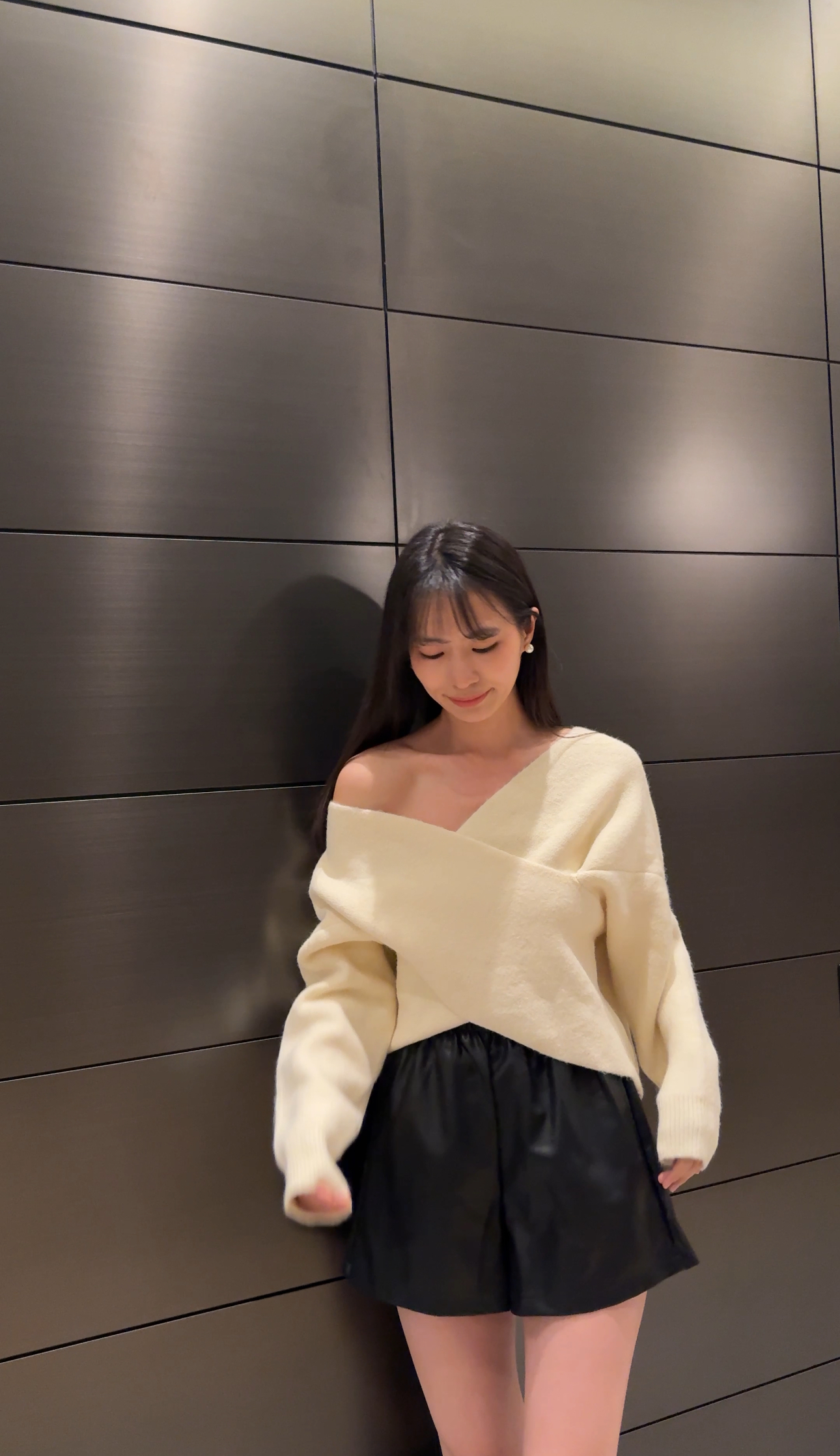 (現貨) 軟滑V領可露膊挺身上衣 T1121 (杏)