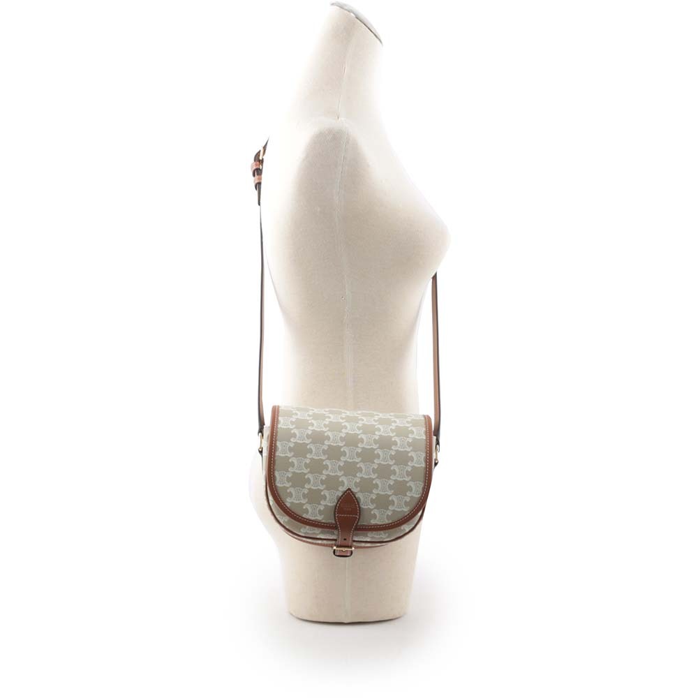 【CELINE】Folco Triomphe帆布小牛皮飾邊釦式馬鞍包(米棕色) 191502FLB.02GR