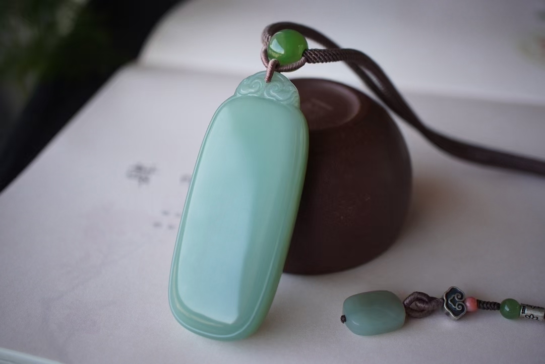 1122469 和田玉稀有瓷藍底粉青平安無事牌掛件