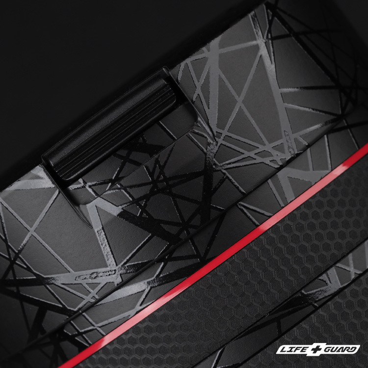 交織黑貼膜質感特寫，LIFE+GUARD 設計風格