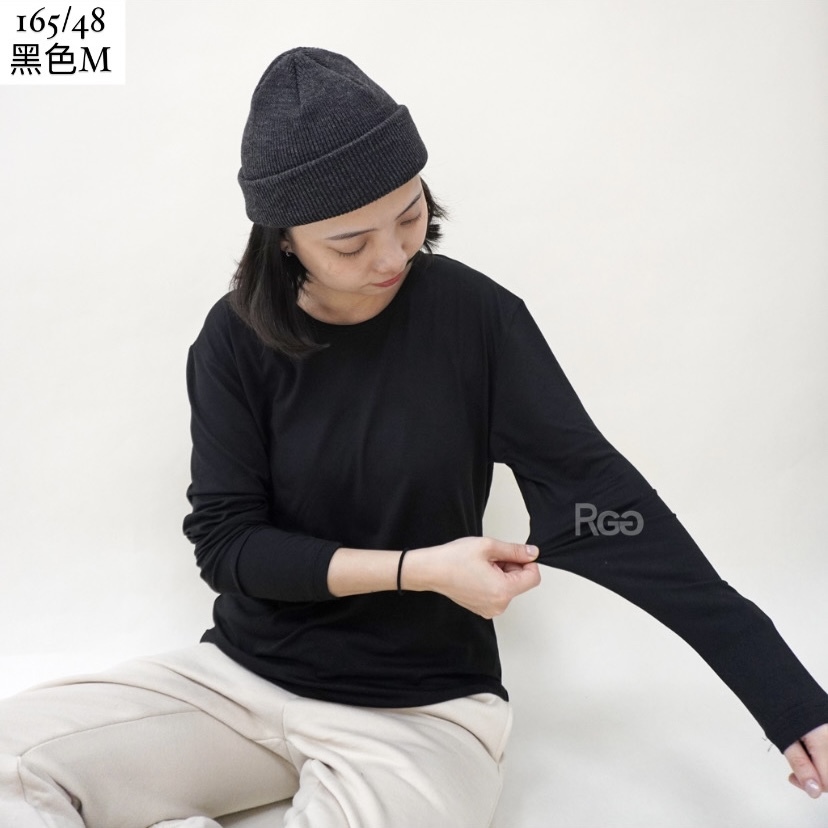 女模著石墨烯機能蓄熱保暖發熱衣黑色圓領Ｍ實著