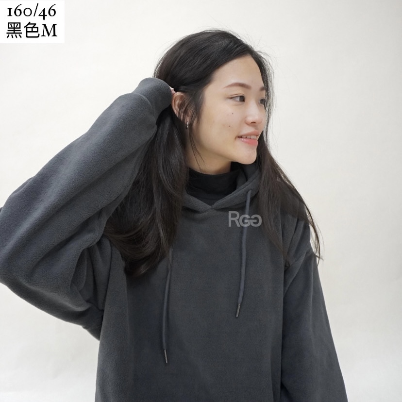 女模著石墨烯機能蓄熱保暖發熱衣黑色高領Ｍ