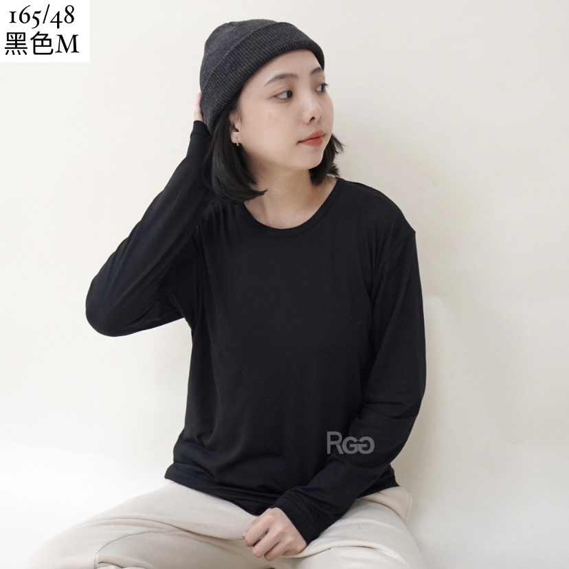 女模著石墨烯機能蓄熱保暖發熱衣黑色圓領Ｍ