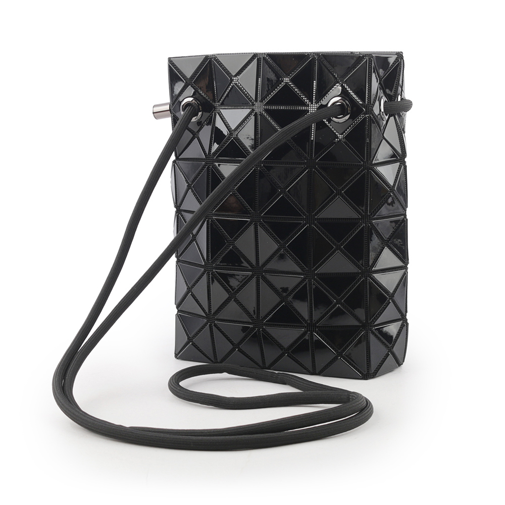 【ISSEY MIYAKE三宅一生】BAO BAO WRING 亮面抽繩水桶包(黑色) AG531 15