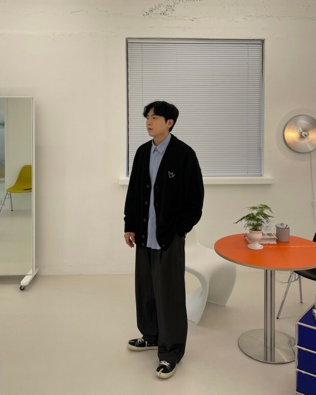 【Luxury】韓國 What it isn't 小天使 刺繡 排扣 針織開襟外套 三色 香蕉人 小飛人 小精靈 男女