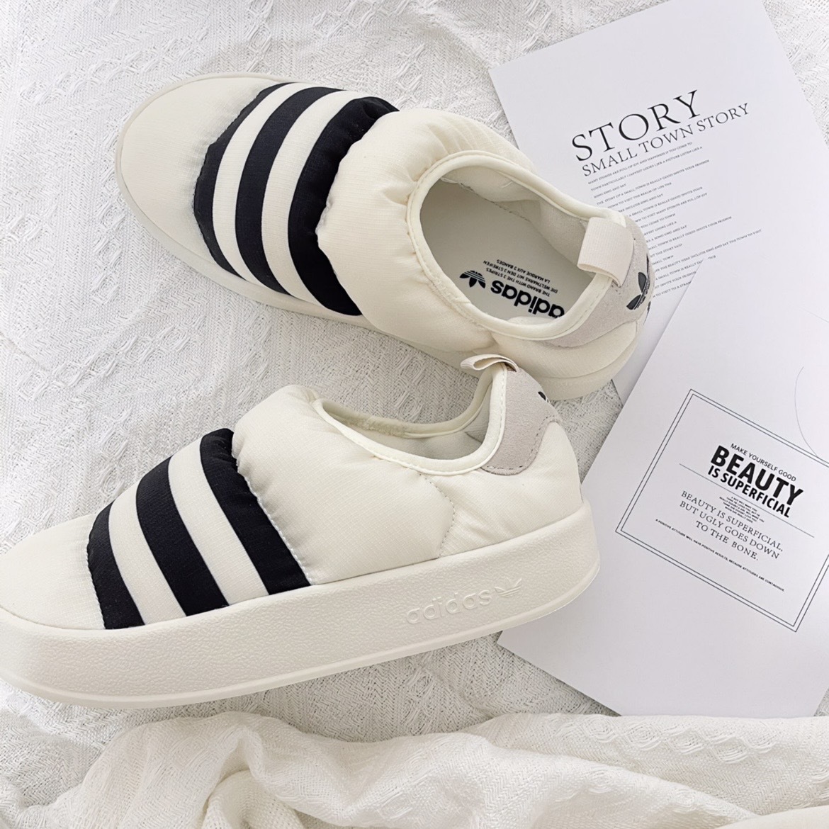 Adidas OG Puffylette 黑/白 三線 條紋 麵包鞋 拖鞋 保暖 防水防滑 GY4559/GY1593
