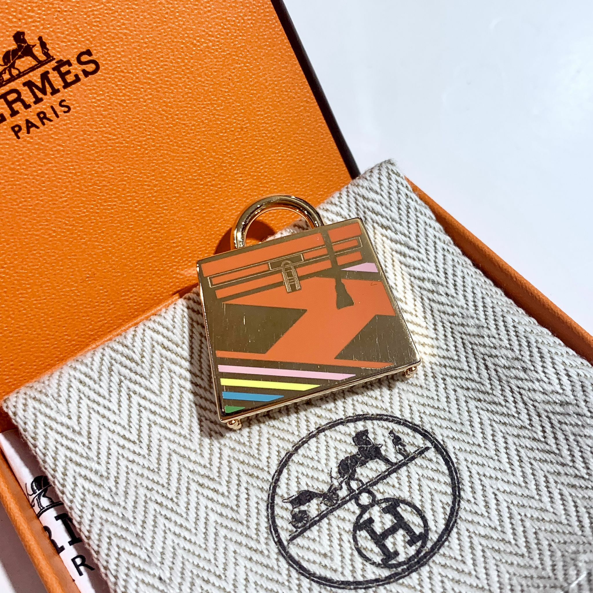 全新HERMES 吊墜/手袋吊飾H071730F003 Curiosite Kelly Laque