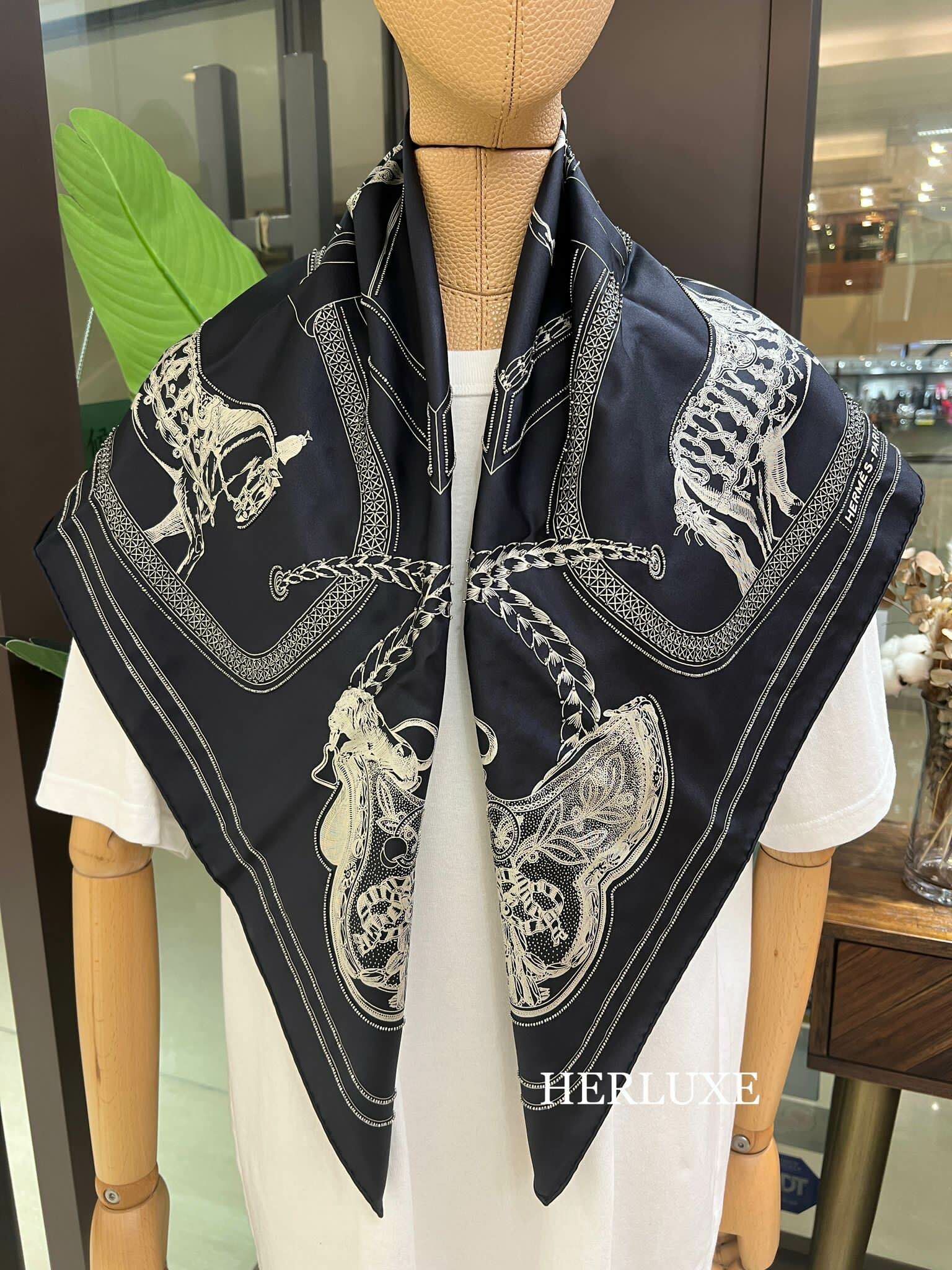 Scarf 100% soie 90 × 90cm brode grand apparat